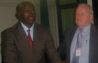 Tharcisse Muvunyi (&agrave; gauche) avec son avocat, le vendredi 29 ao&ucirc;t 2008